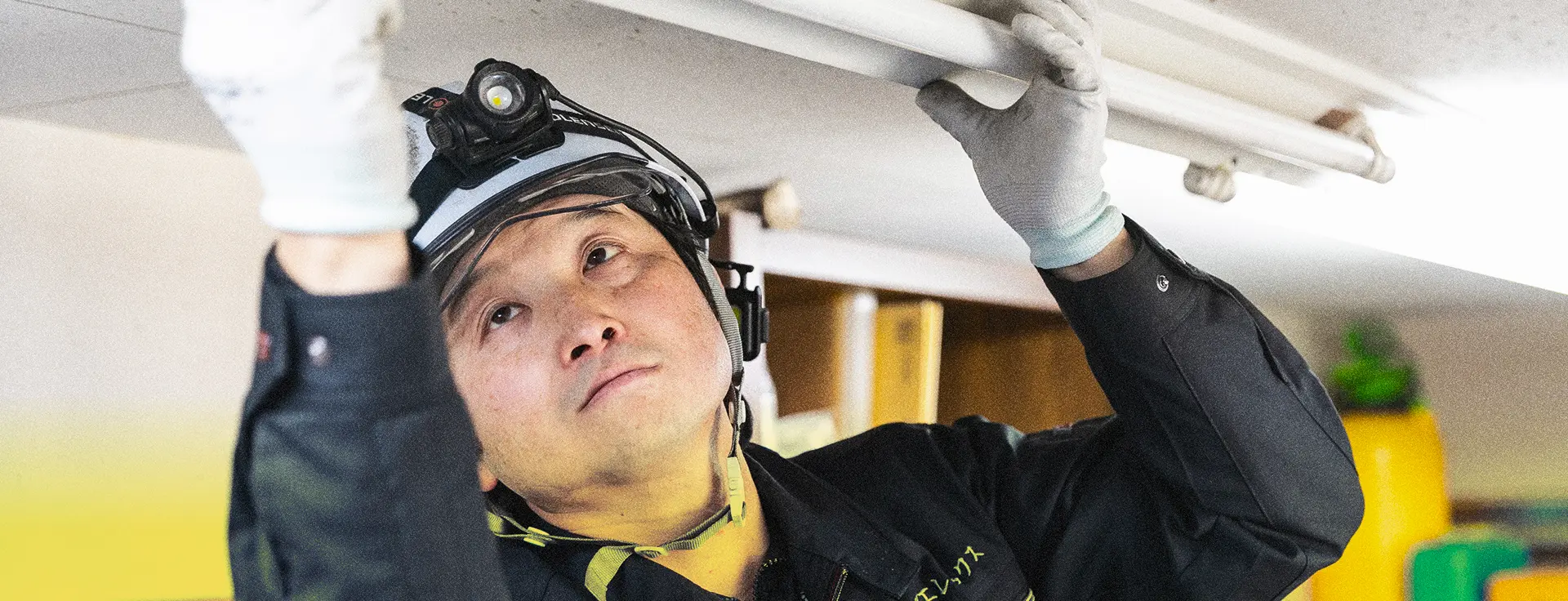 電気工事士の作業風景